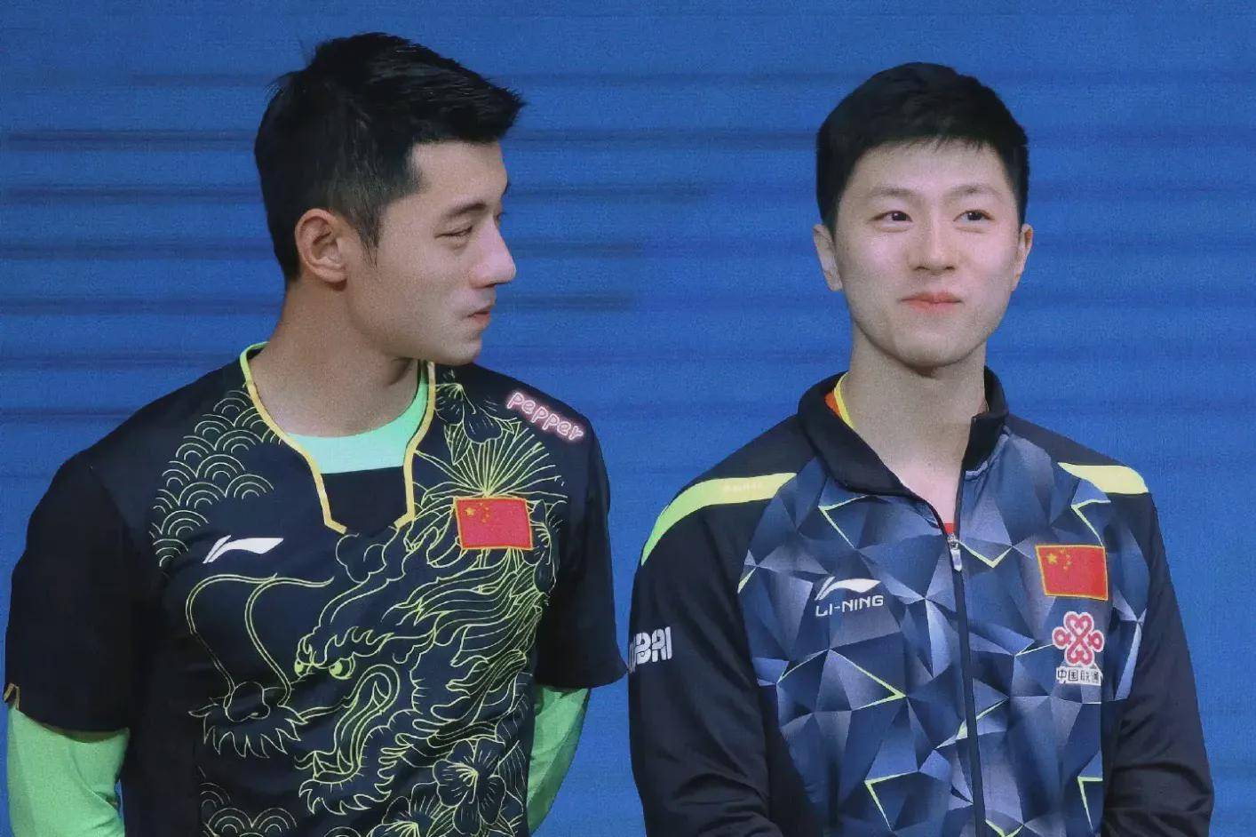 费德勒关键时刻救险，马龙力保胜局拿下系列赛(费德勒和马龙)